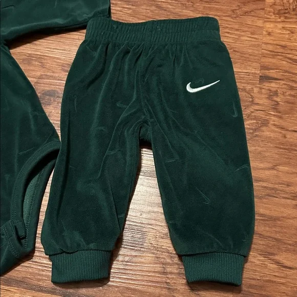 Nike Dark Green Velour Baby Long Sleeve Bodysuit & Pants Set 6 Months - Picture 3 of 6